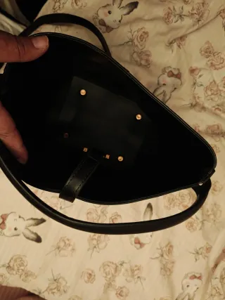 Bolso negro tipo cubo YSL