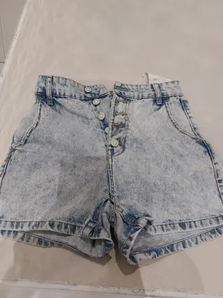 Pantalón corto vaquero desgastado