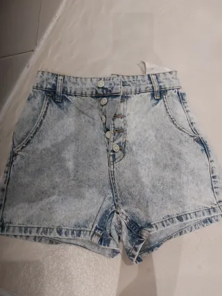 Pantalón corto vaquero desgastado