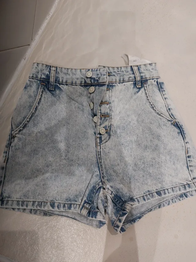 Pantalón corto vaquero desgastado