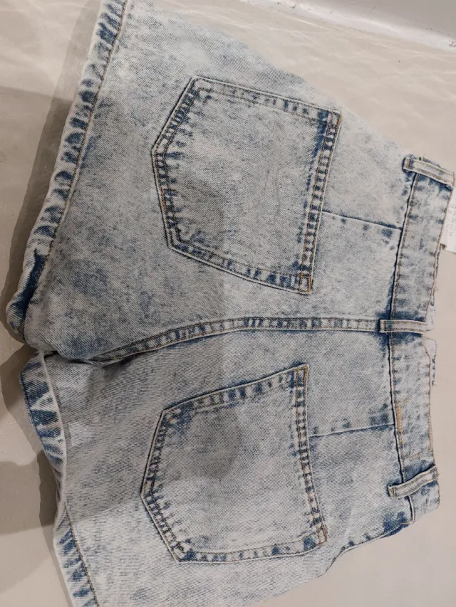 Pantalón corto vaquero desgastado