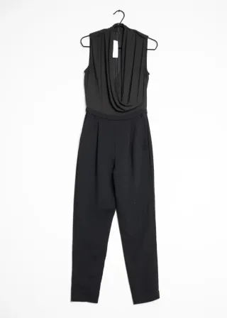 Mono negro elegante sin mangas