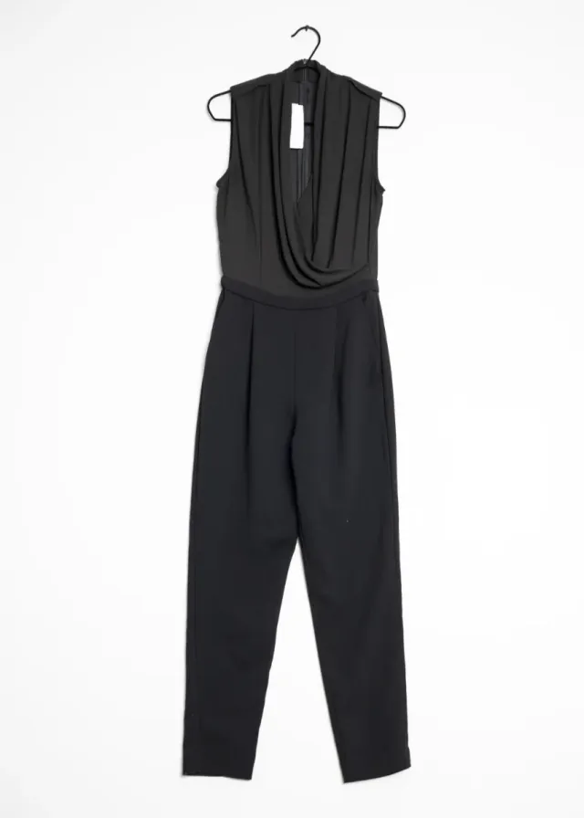 Mono negro elegante sin mangas