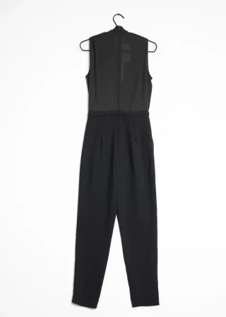 Mono negro elegante sin mangas