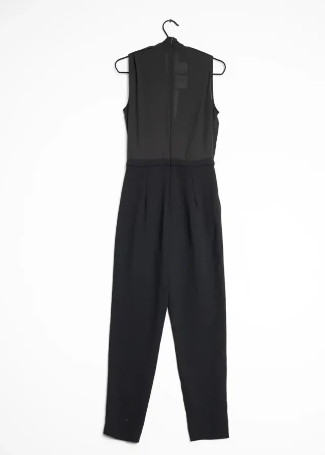 Mono negro elegante sin mangas