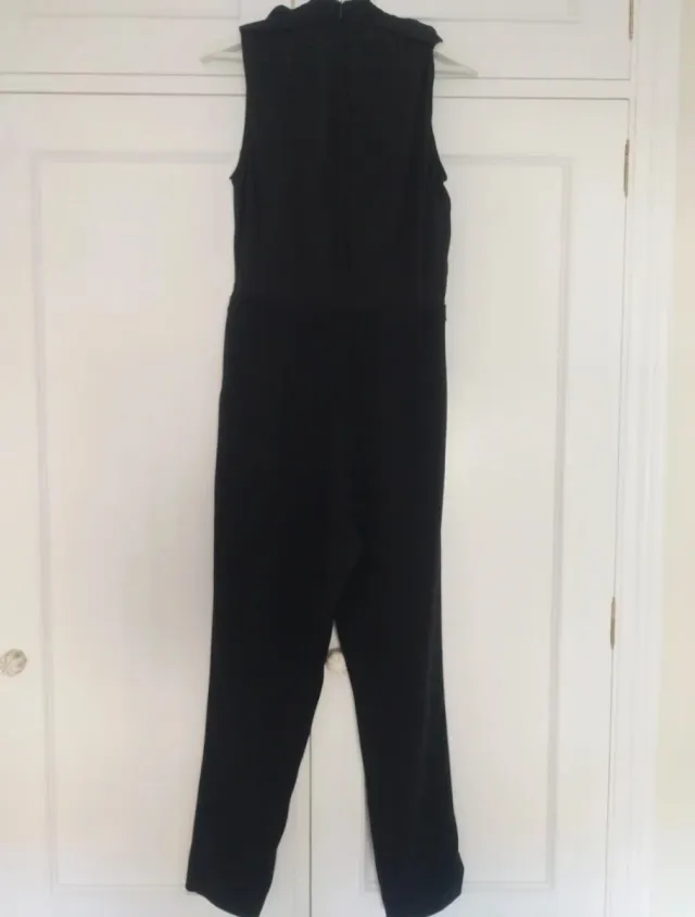 Mono negro elegante sin mangas