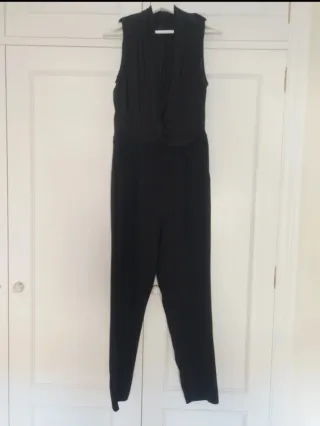 Mono negro elegante sin mangas