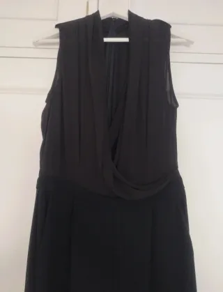 Mono negro elegante sin mangas