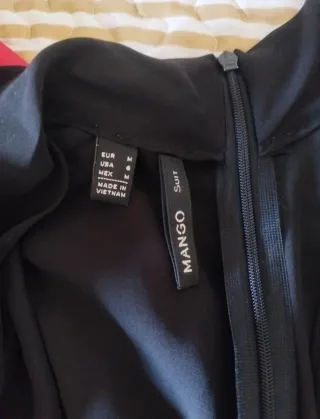 Mono negro elegante sin mangas