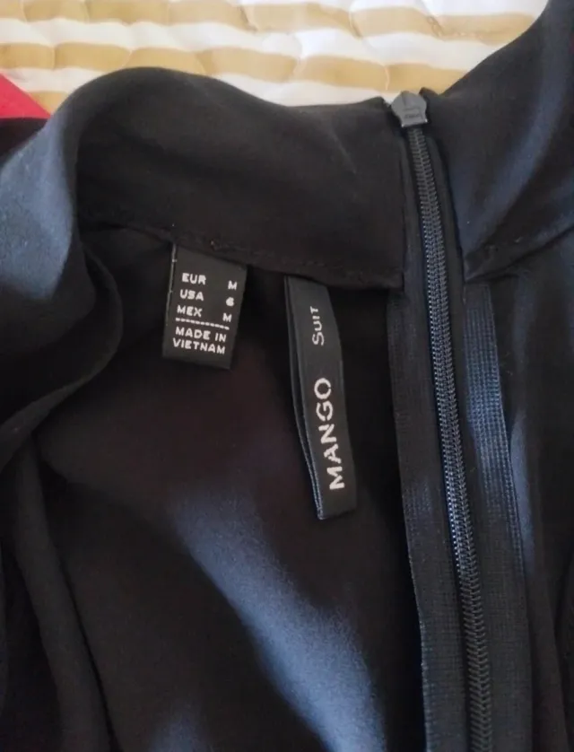 Mono negro elegante sin mangas