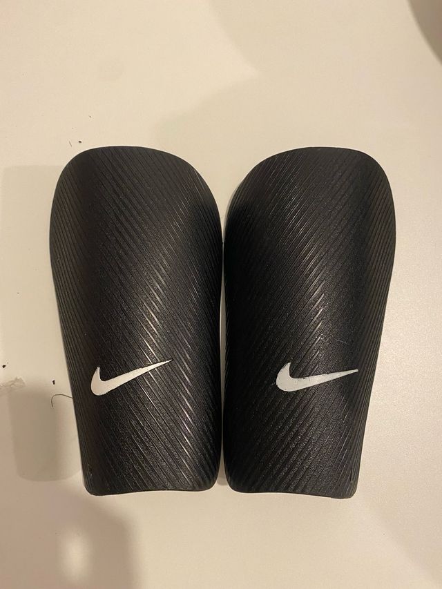 Espinilleras Nike Negras