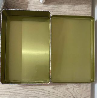 Lata metálica dorada