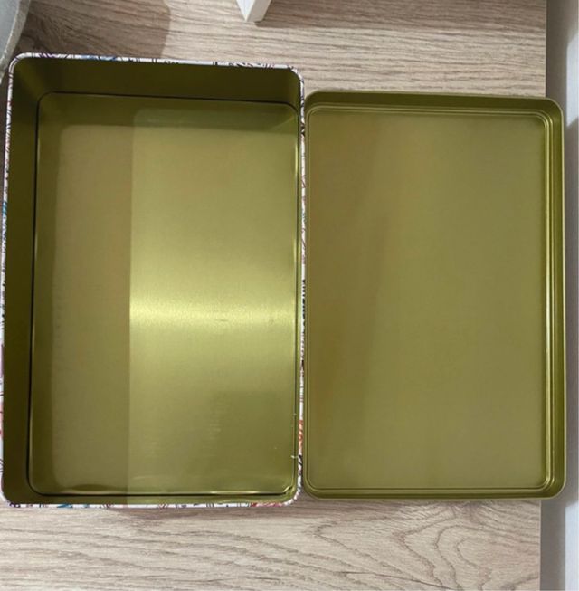 Lata metálica dorada