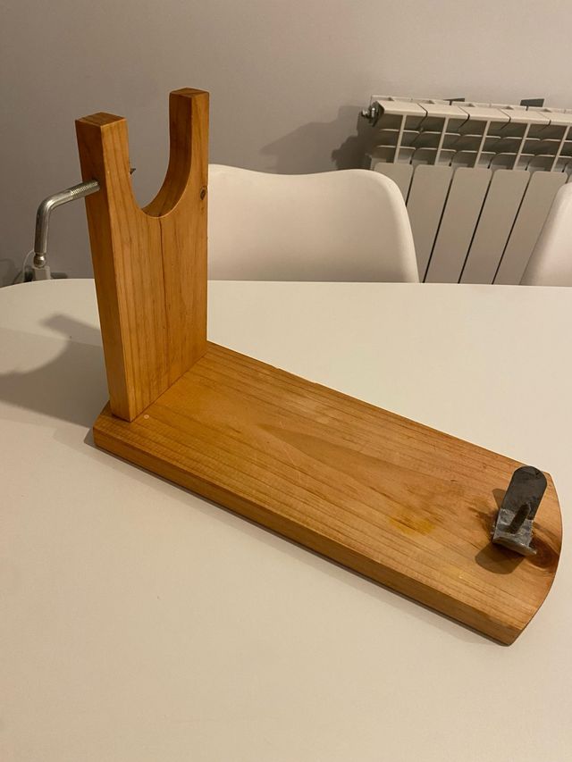 Jamonero de madera y metal