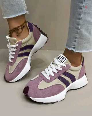 Zapatillas deportivas beige y moradas