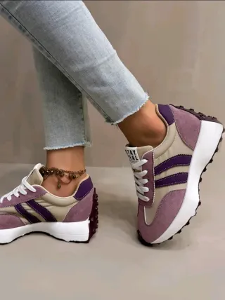 Zapatillas deportivas beige y moradas