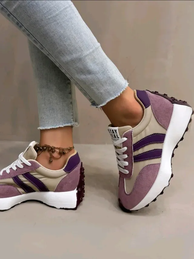 Zapatillas deportivas beige y moradas
