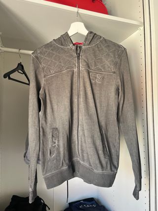 Sudadera gris con cremallera y capucha