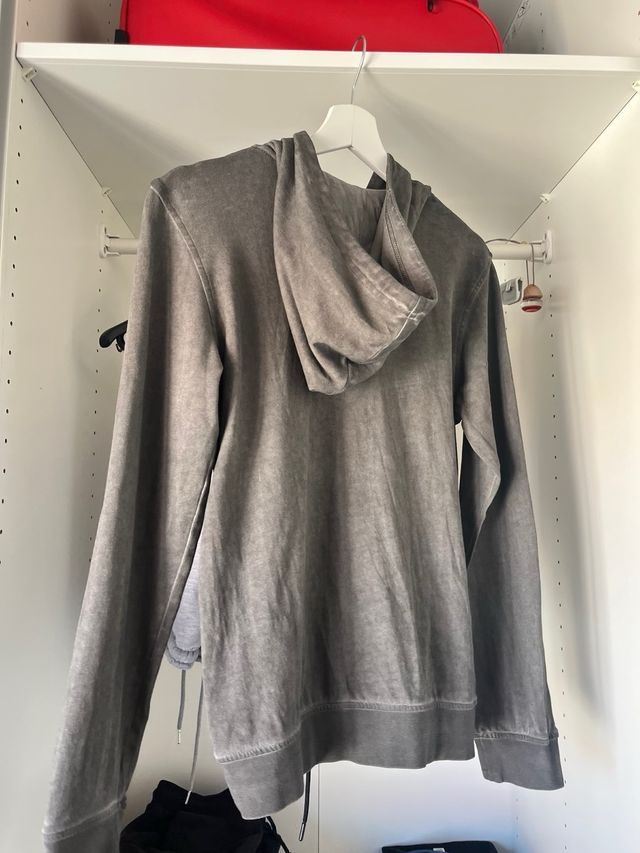 Sudadera gris con cremallera y capucha
