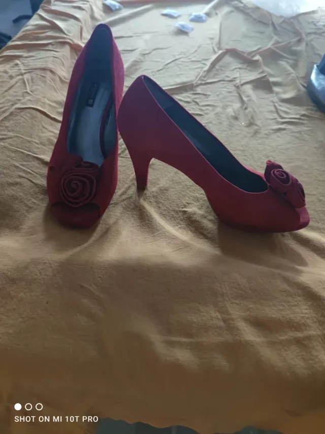 Zapatos de tacón rojos con flor