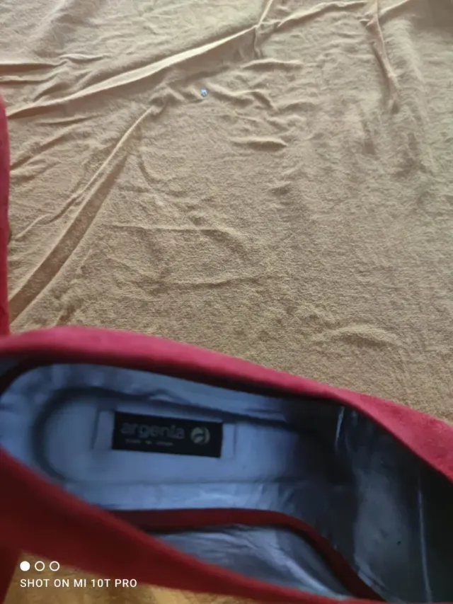 Zapatos de tacón rojos con flor