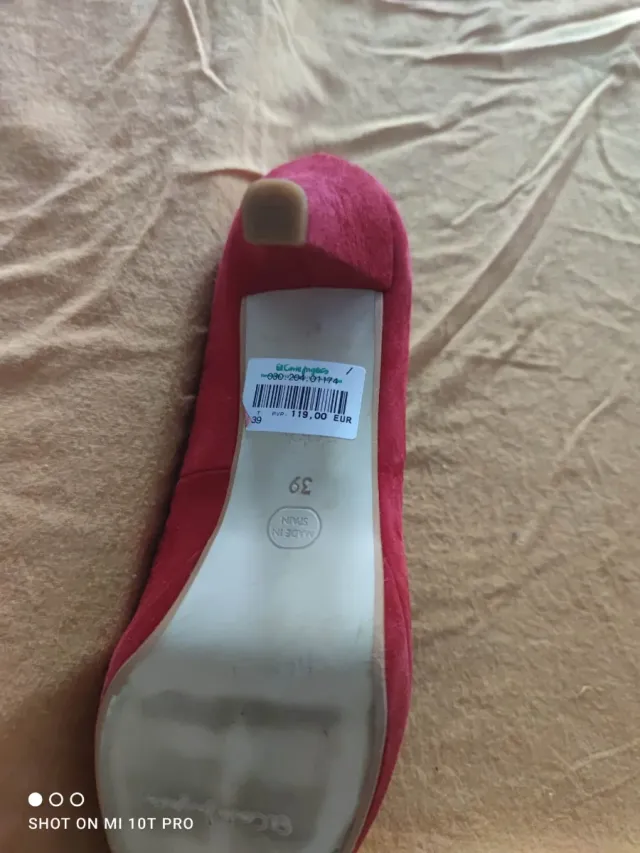 Zapatos de tacón rojos con flor