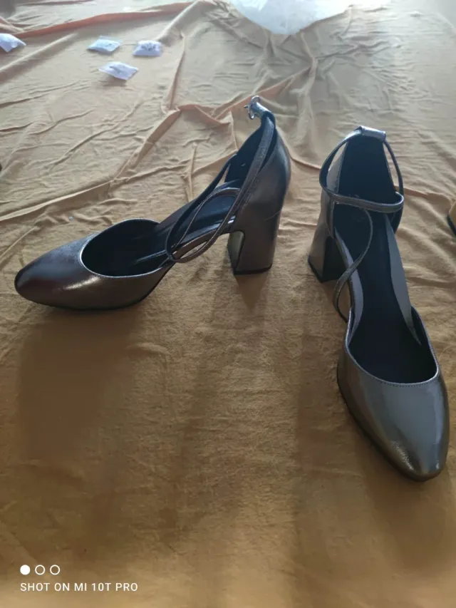 Zapatos de tacón plateados