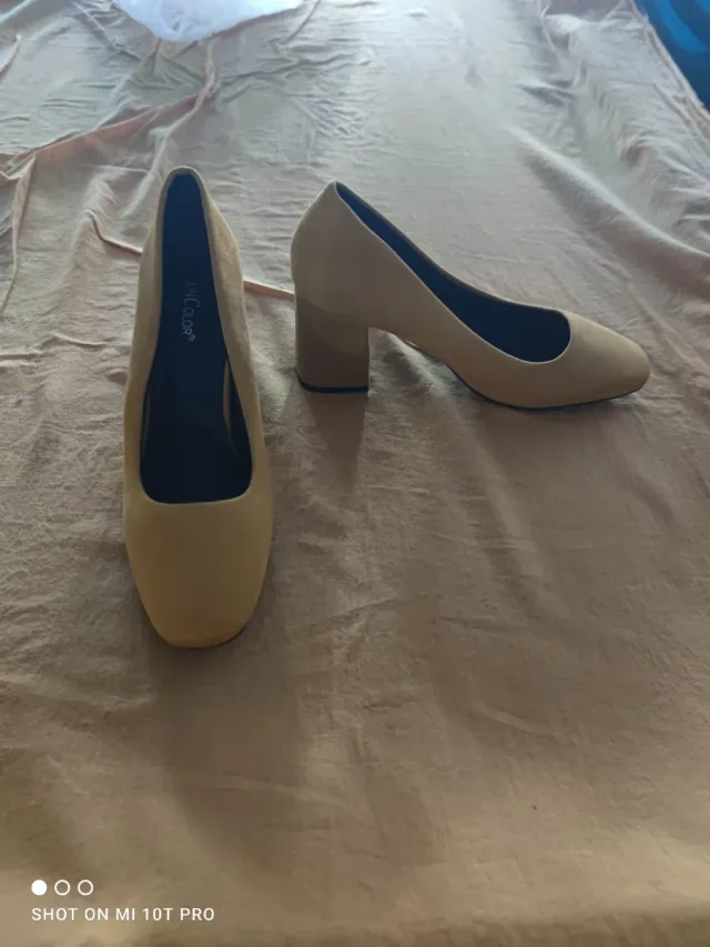 Zapatos de tacón beige y marrón