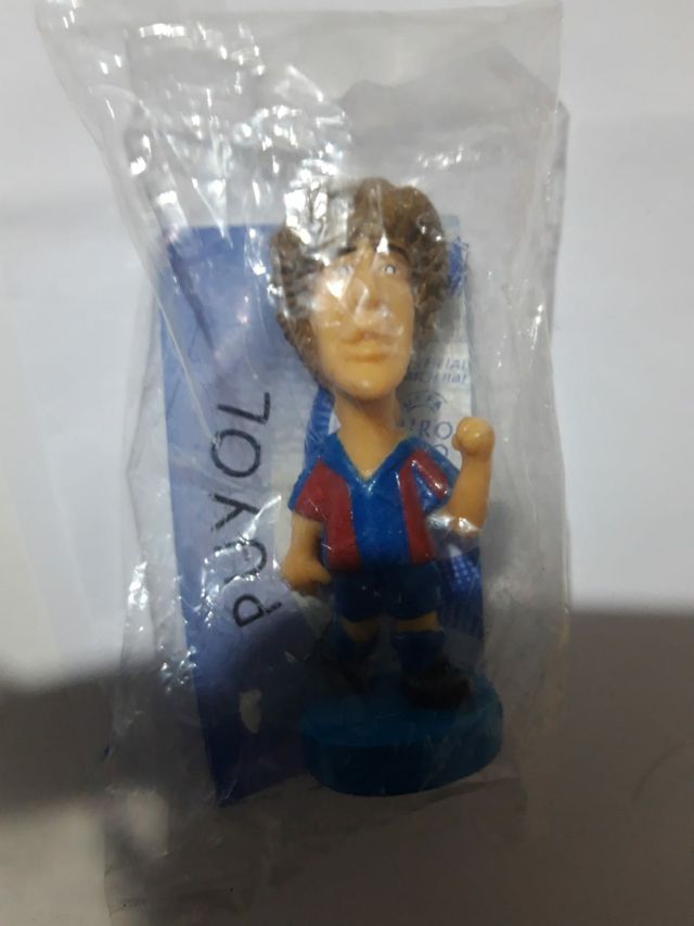 Figura collezionabile di Puyol con design ispirato al parchís e ai colori del FC Barcelona