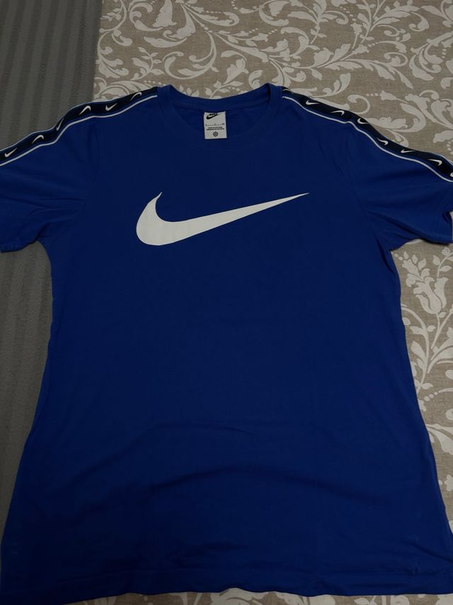 Camiseta Nike azul con logo