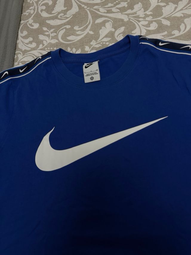 Camiseta Nike azul con logo