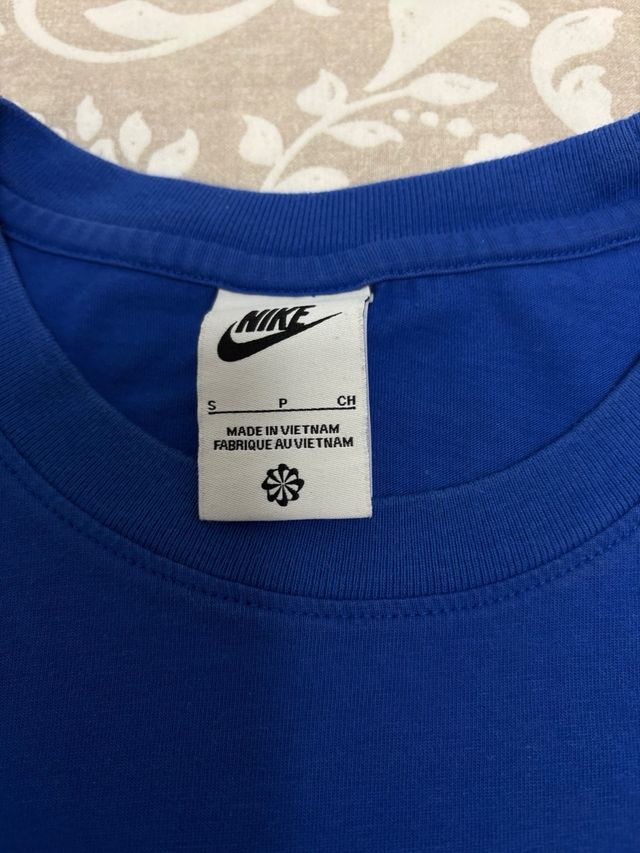 Camiseta Nike azul con logo