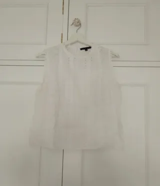 Top sin mangas con puntilla