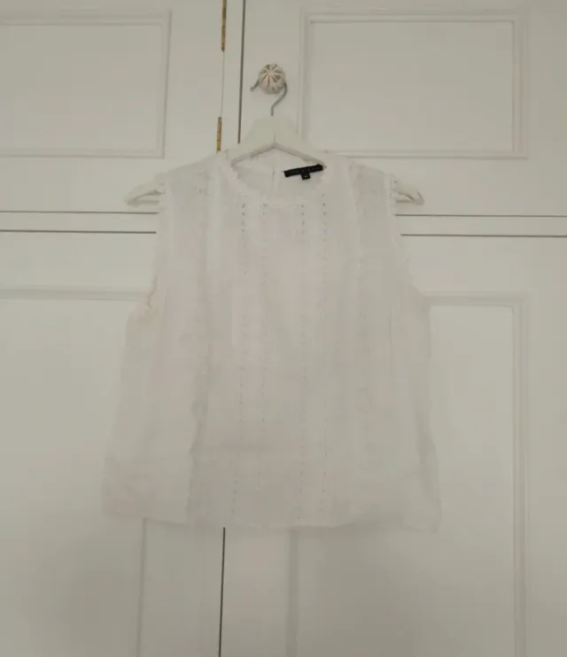 Top sin mangas con puntilla