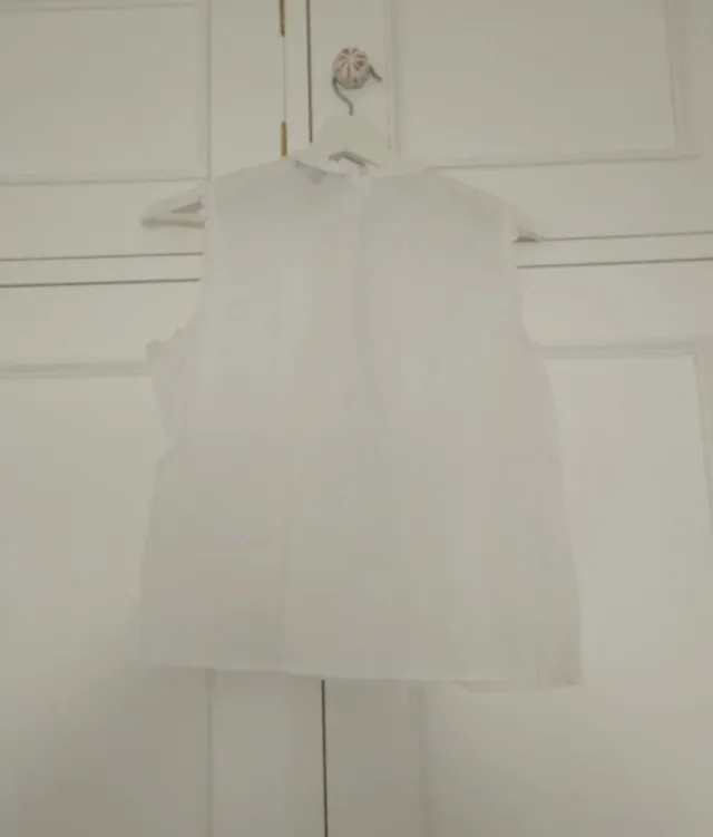 Top sin mangas con puntilla