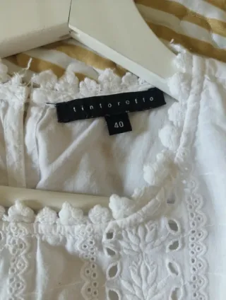 Top sin mangas con puntilla