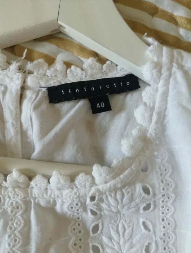 Top sin mangas con puntilla