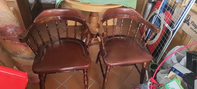 Sillas Windsor de madera y cuero