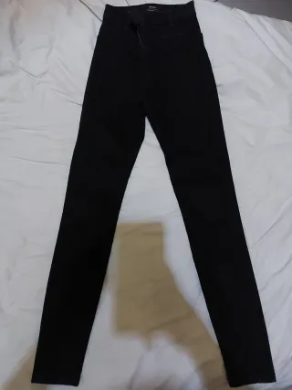 Pantalón vaquero negro tiro alto