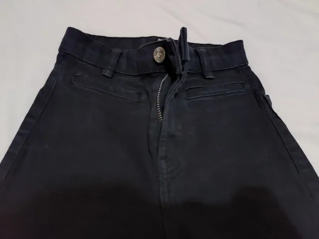 Pantalón vaquero negro tiro alto