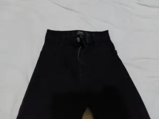 Pantalón vaquero negro tiro alto