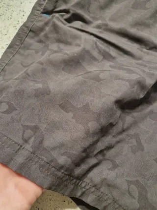 Bermudas militares grises y verdes