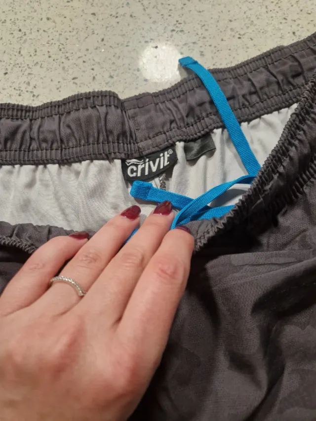 Bermudas militares grises y verdes