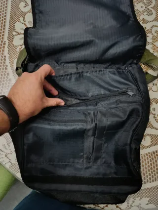 Maletín de hombro negro y verde militar