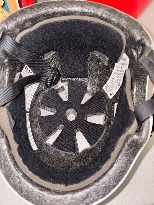 Casco blanco para patín