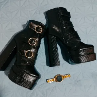 Botas Negras Plataforma Hebillas