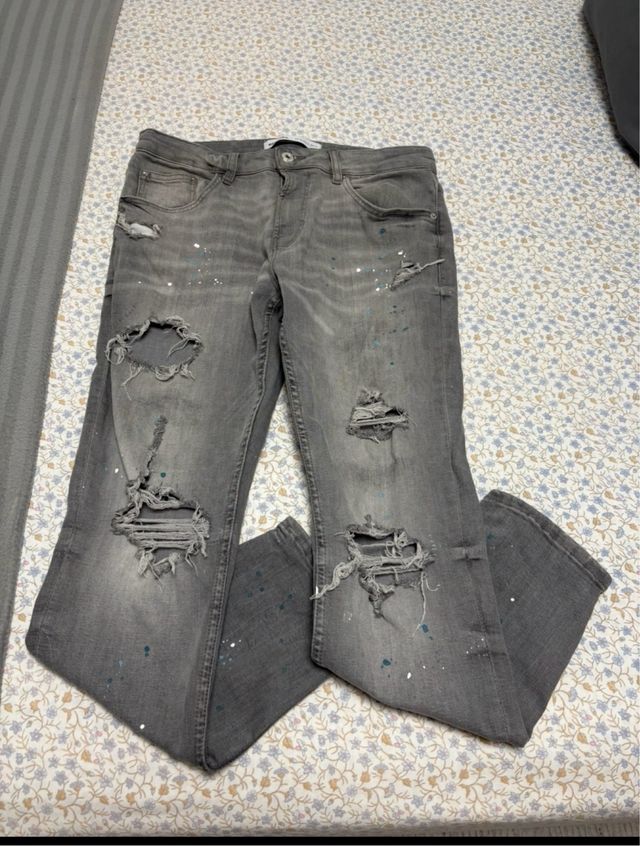 Vaqueros Bershka grises rotos