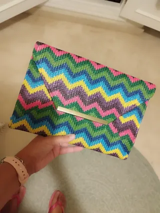 Cartera de mano con diseño zigzag