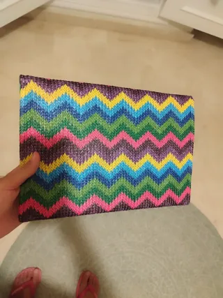 Cartera de mano con diseño zigzag
