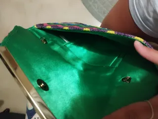 Cartera de mano con diseño zigzag